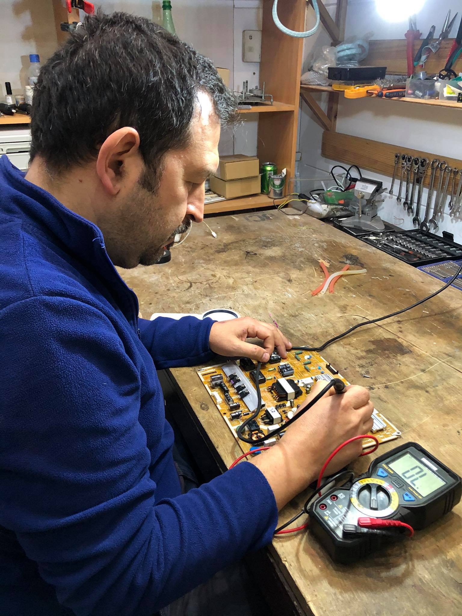 tecnico reparando placa malorca